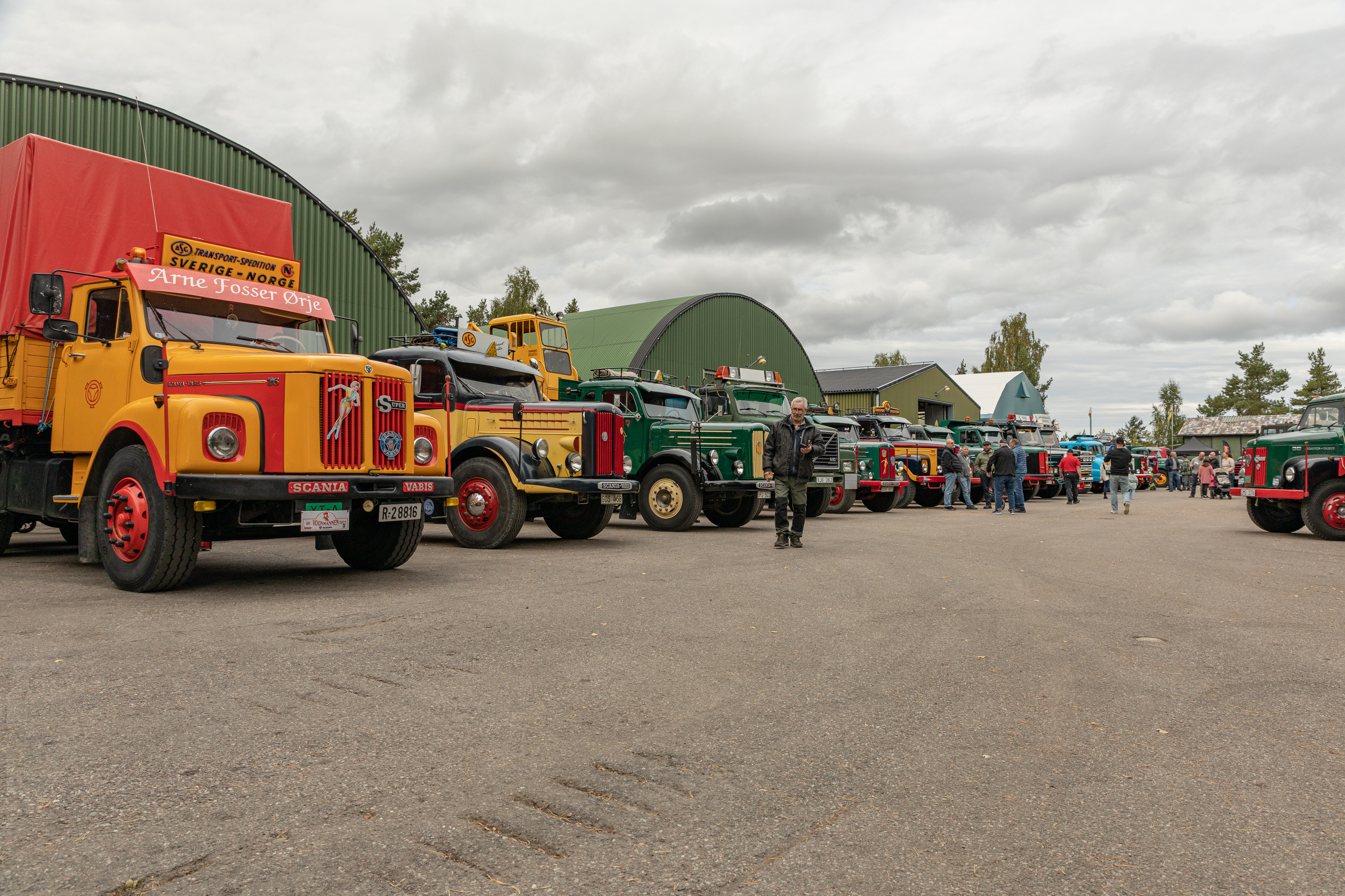 Veteranlastbilar uppställda vid vägstationen i Kjula.