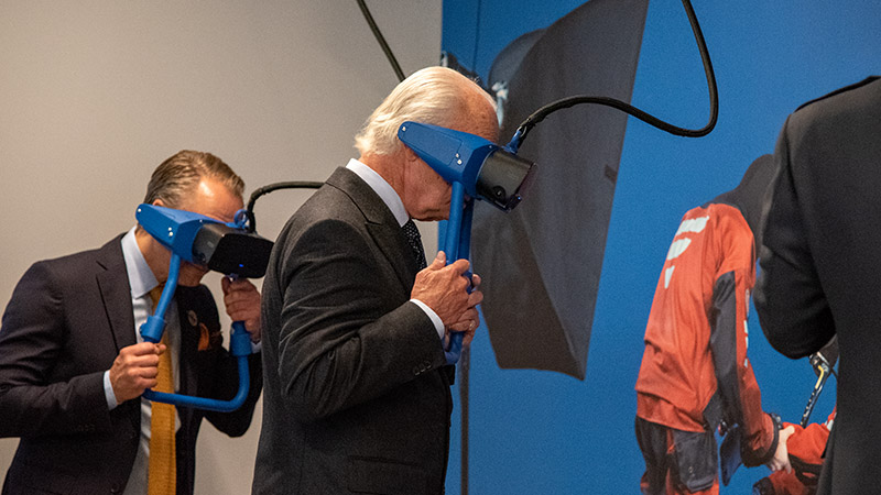 hm-konungen-provar-vr-glas&ouml;gon-i-uppdraget-800x450-foto-mikael-dunker.jpg