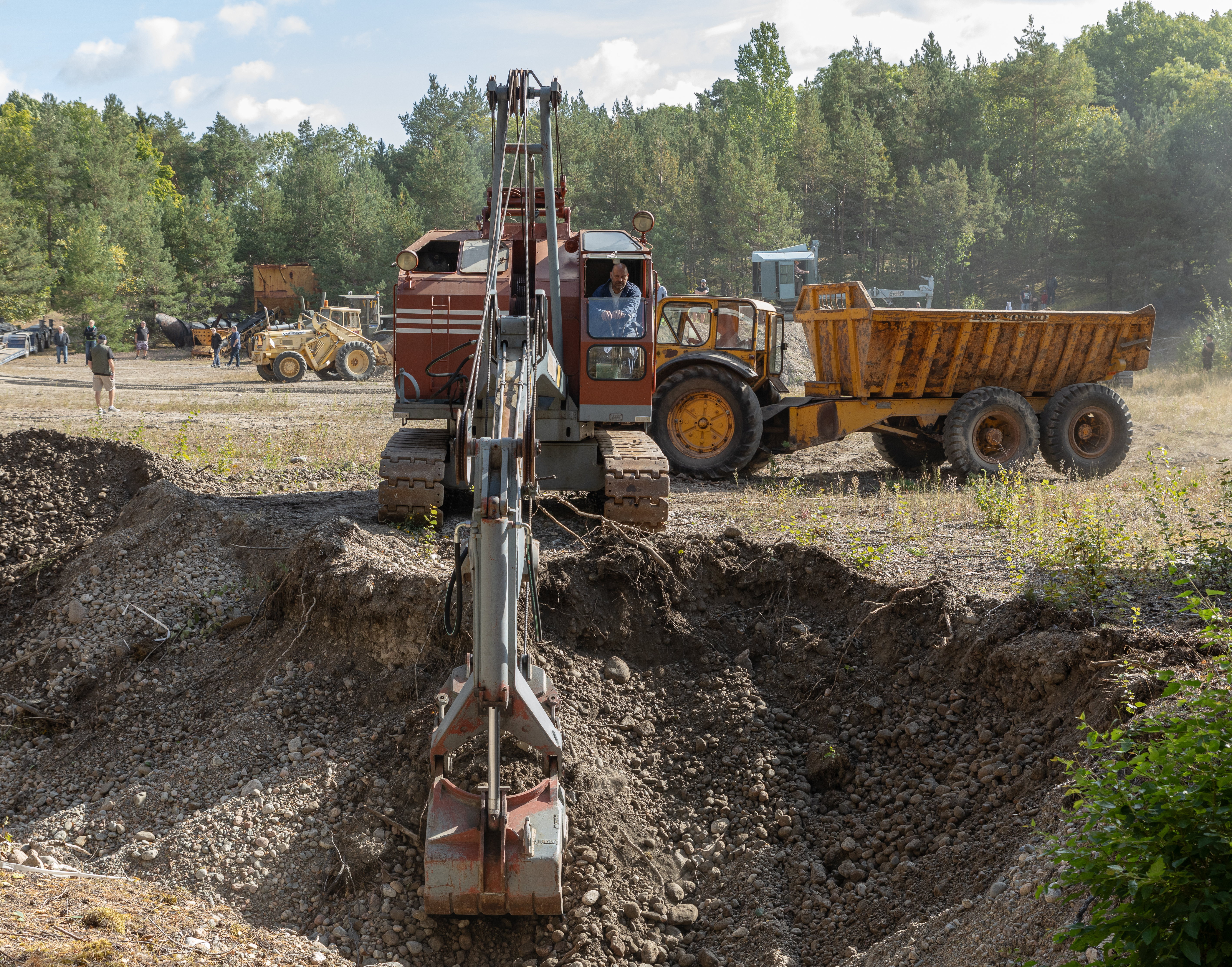 Lingrävare i arbete.