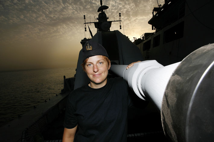 Marinofficer dokumenterar sig själv i Adenviken