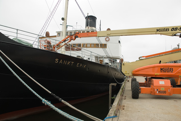 Isbrytaren Sankt Erik kastar loss under Tall Ships Race