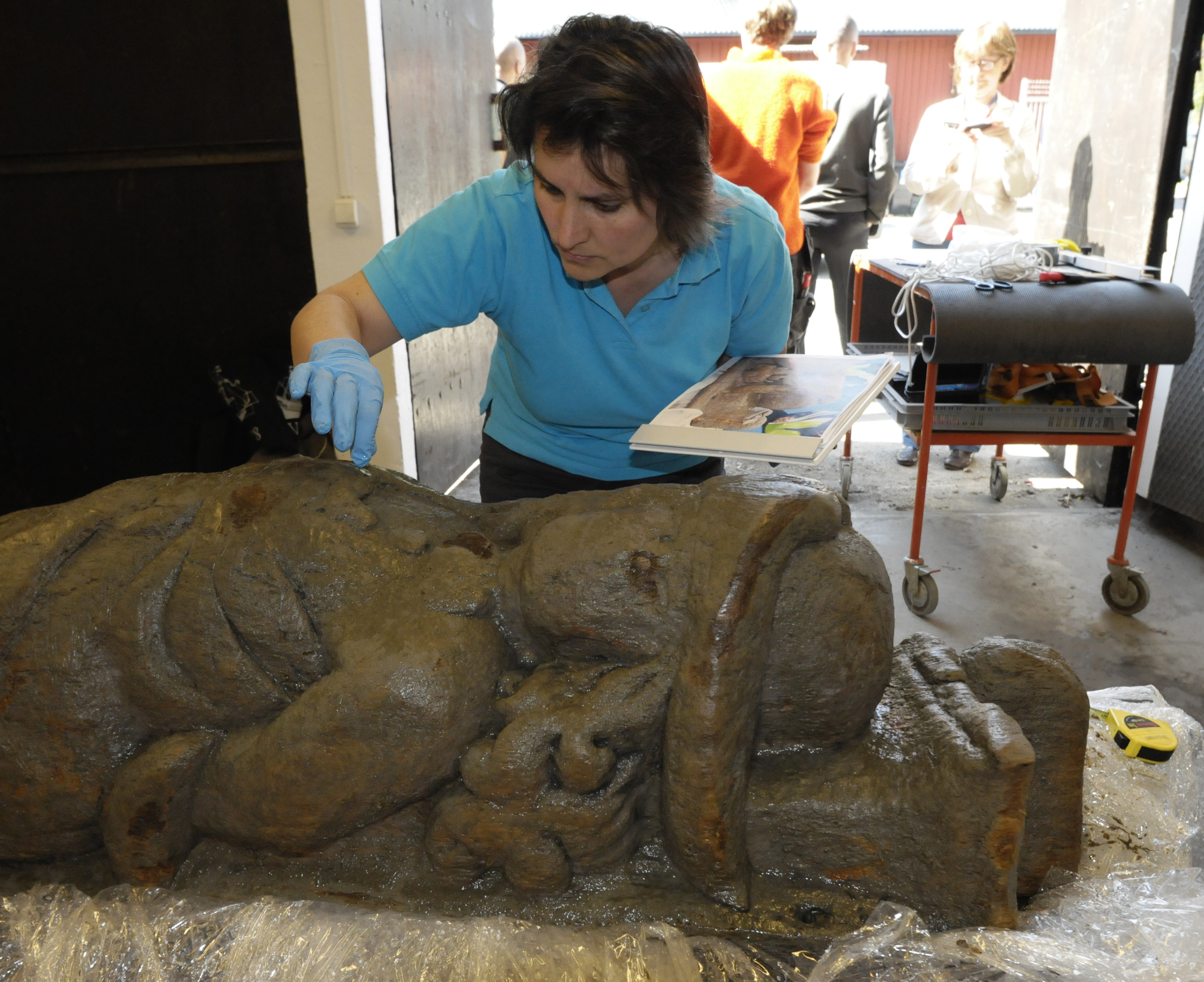 Skulptur från Spökskeppet undersöks